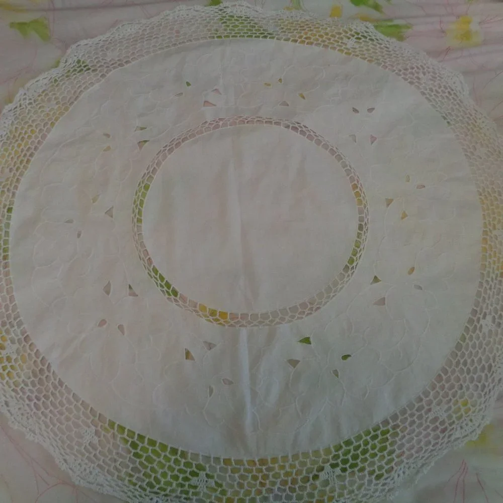 VINTAGE EARLY SM WHITE ROUND W CUTWORK & CROCHET TABLECLOTH